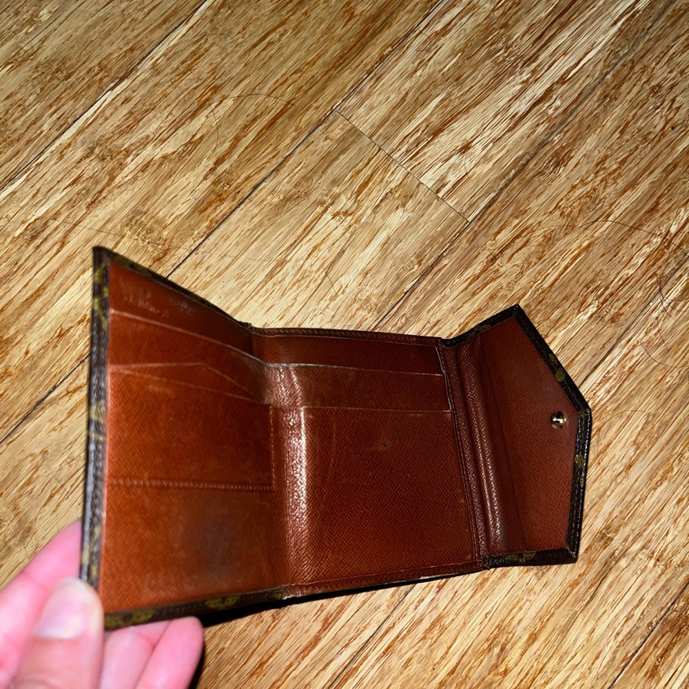Louis Vuitton Vintage Monogram Textured Wallet with coin pouch - Picture 3 of 6